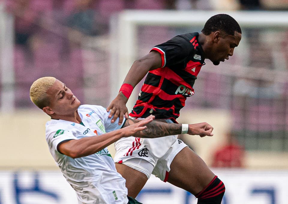 Lorran disputa jogada com jogador do Boavista na estreia com derrota do Flamengo no Campeonato Brasileiro