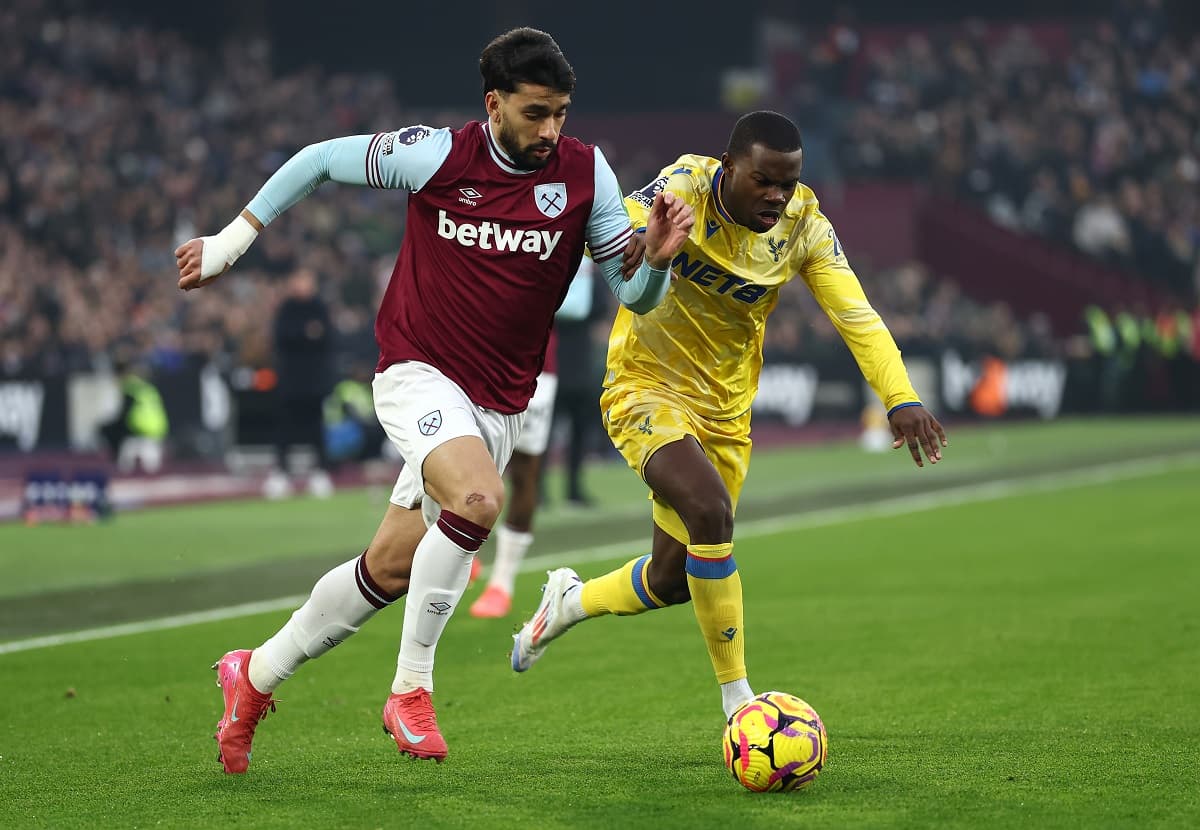 Em jogo contra o Crystal Palace, Lucas Paquetá tenta vencer a marcação com a camisa do West Ham