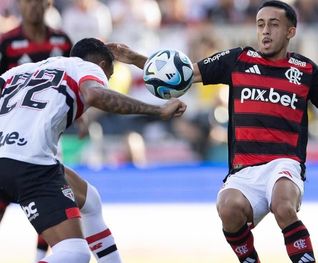 Matheus Gonçalves divide bola em Flamengo x São Paulo