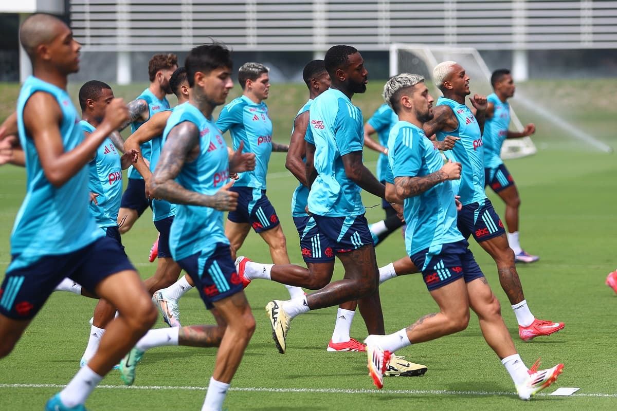 Elenco principal do Flamengo treina no Ninho do Urubu