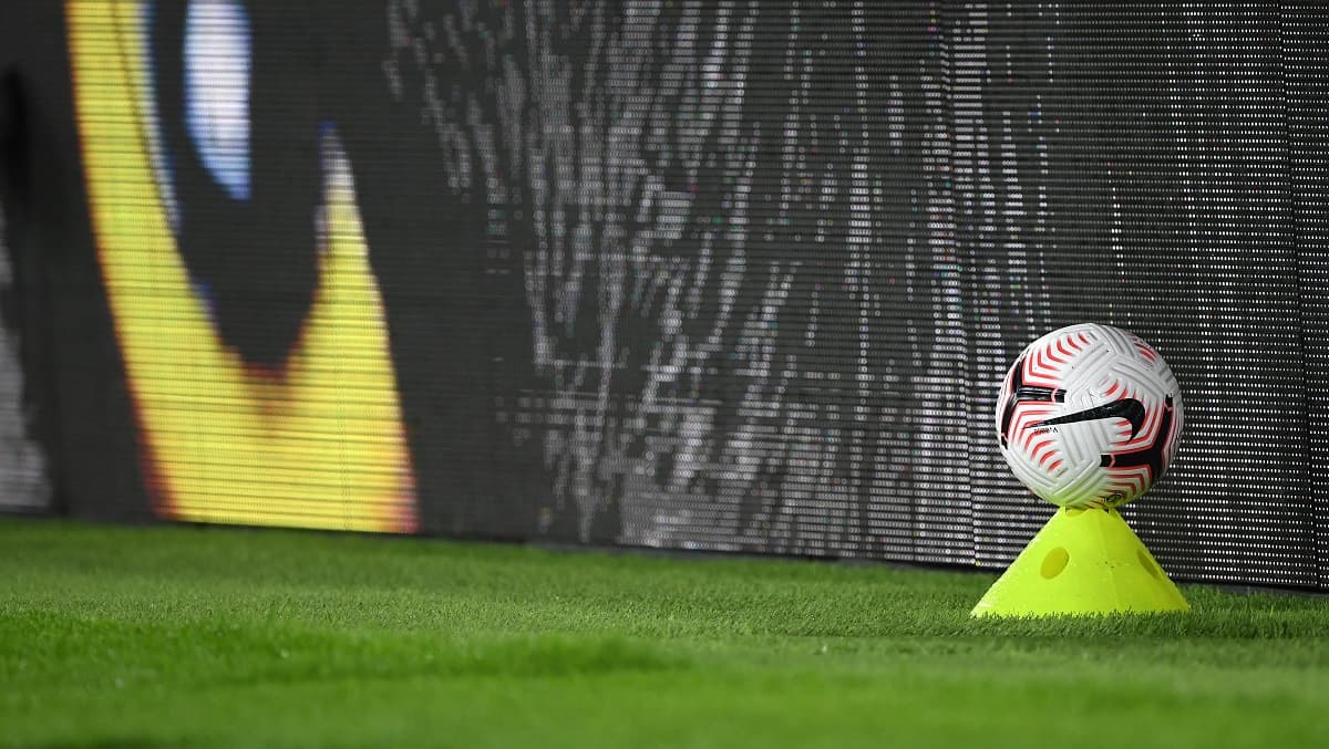 Bola aparece colocada em cima de cone na lateral de campo, em jogo do Campeonato Inglês