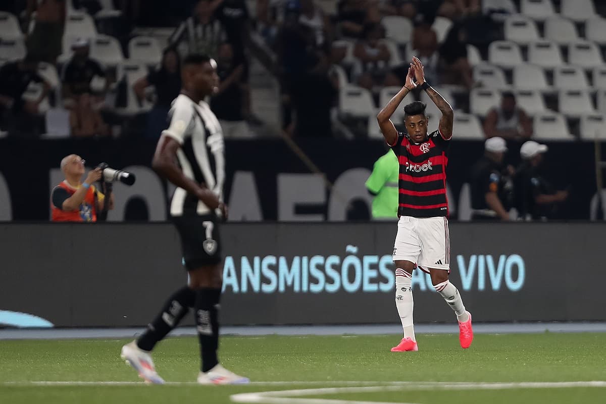 Bruno Henrique aplaude torcida do Flamengo após gol contra o Botafogo
