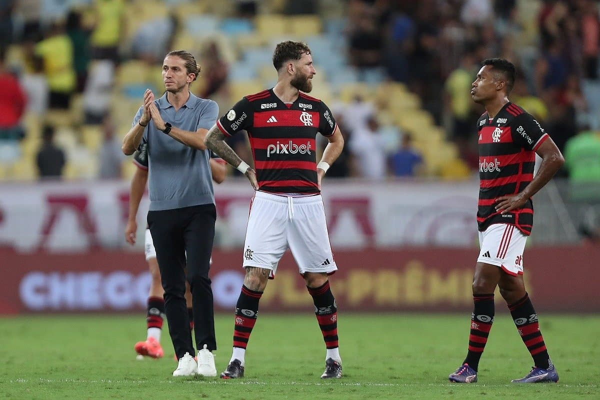 Dentro do gramado do Maracanã, Filipe Luís aplaude o time ao lado de Léo Pereira e Alex Sandro