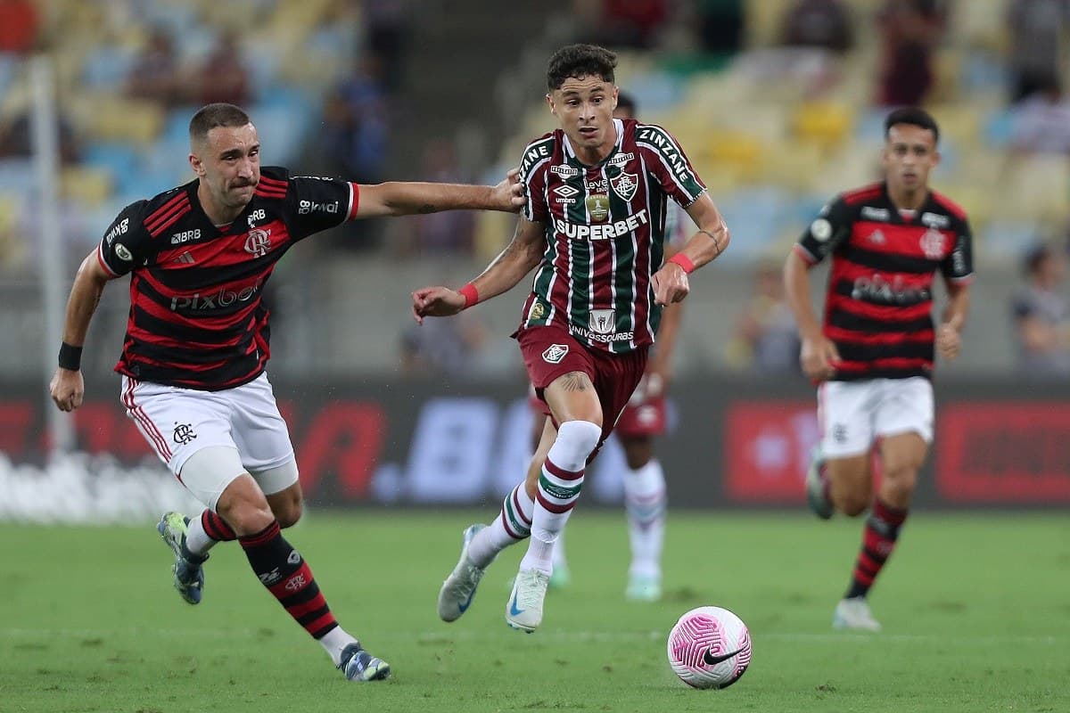 Léo Ortiz tenta marcar Diogo Barbosa contra o Fluminense