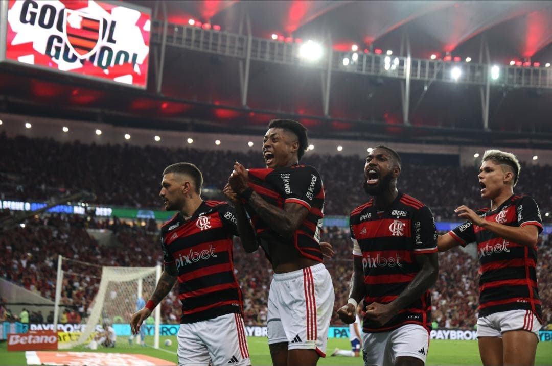 Bruno Henrique comemora gol com companheiros no Maracanã