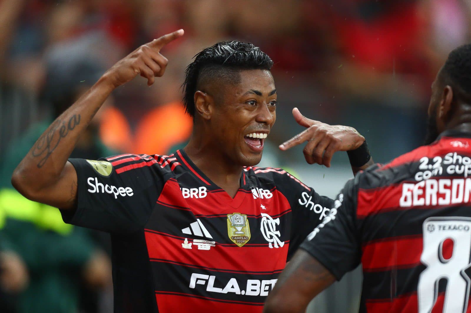 Bruno Henrique gesticula com o capitão Gerson durante Flamengo 3x1 Botafogo, pela Supercopa Rei 2025