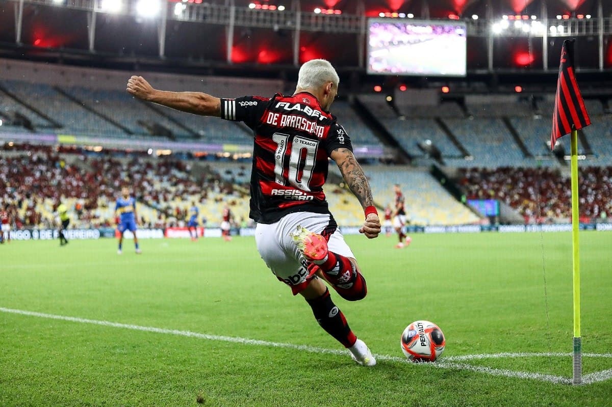 Arrascaeta cobra escanteio em jogo do Carioca contra o Sampaio Corrêa