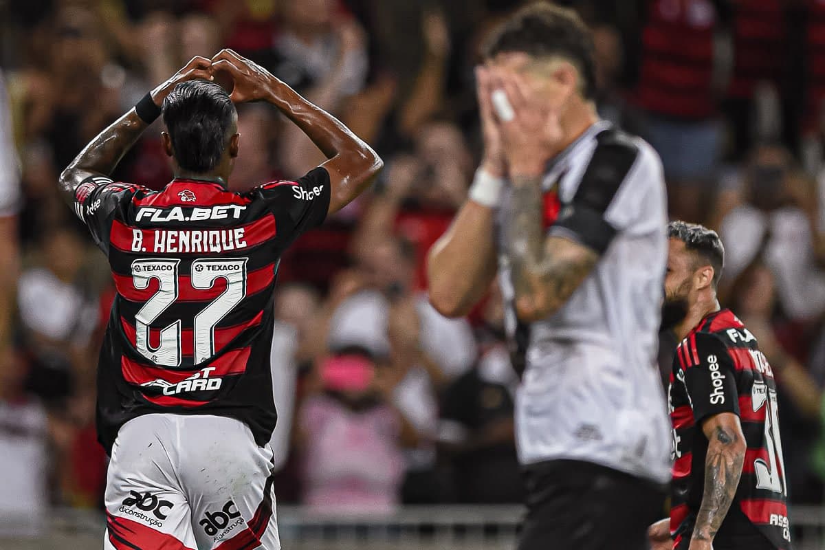 Bruno Henrique comemora gol do Flamengo enquanto Vegetti lamenta
