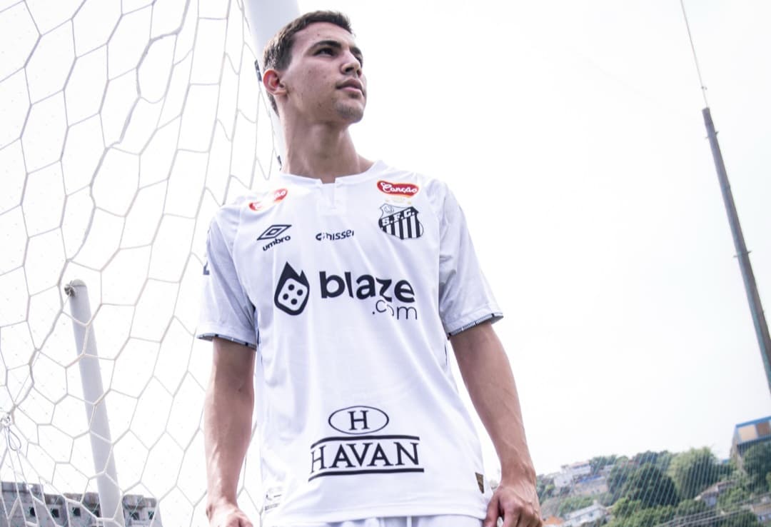 Deivid Washington posa para foto do anúncio no Santos