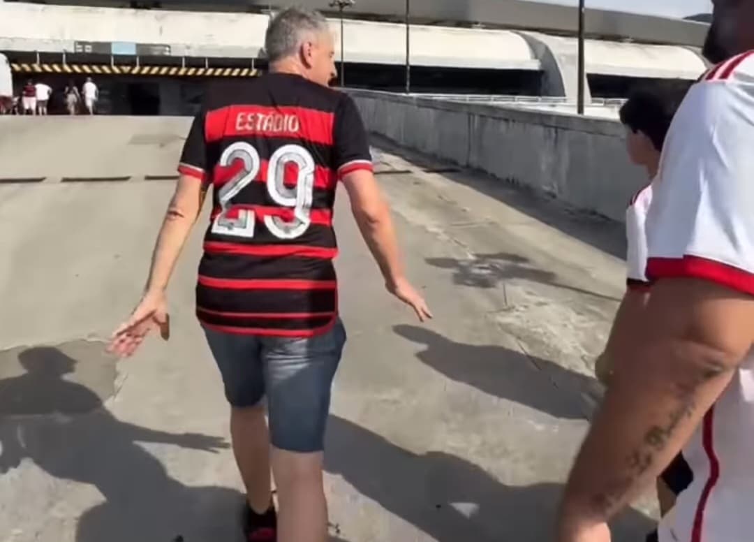 Landim com camisa em alusão ao estádio no Maracanã