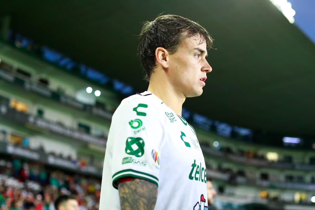 Nicolás Fonseca se prepara para entrar em campo em partida do León