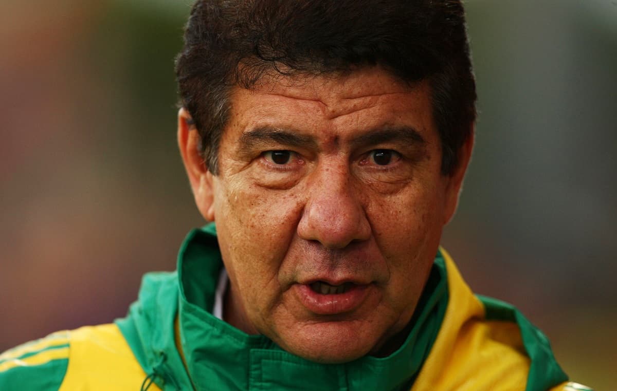 Joel Santana fala durante trabalho na África do Sul