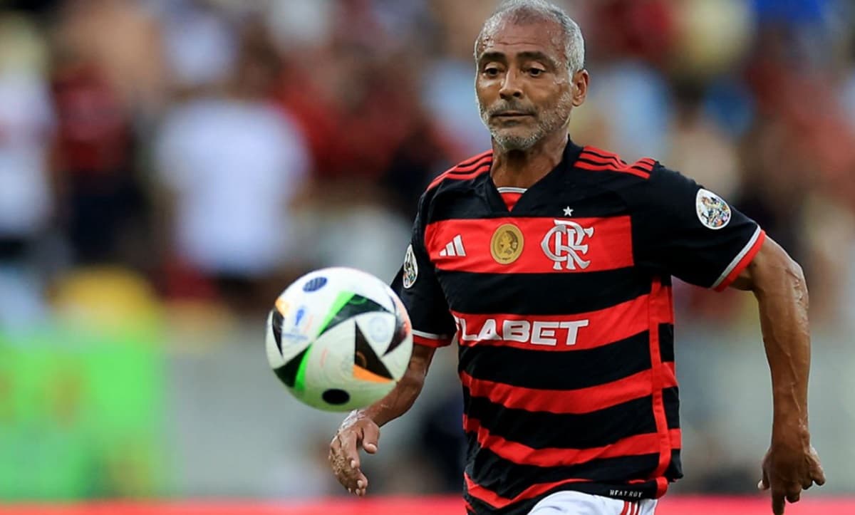 romário em jogo do flamengo na despedida do adriano imperador