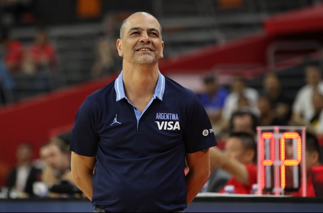 Sergio Hernández sorri no comando da Seleção Argentina