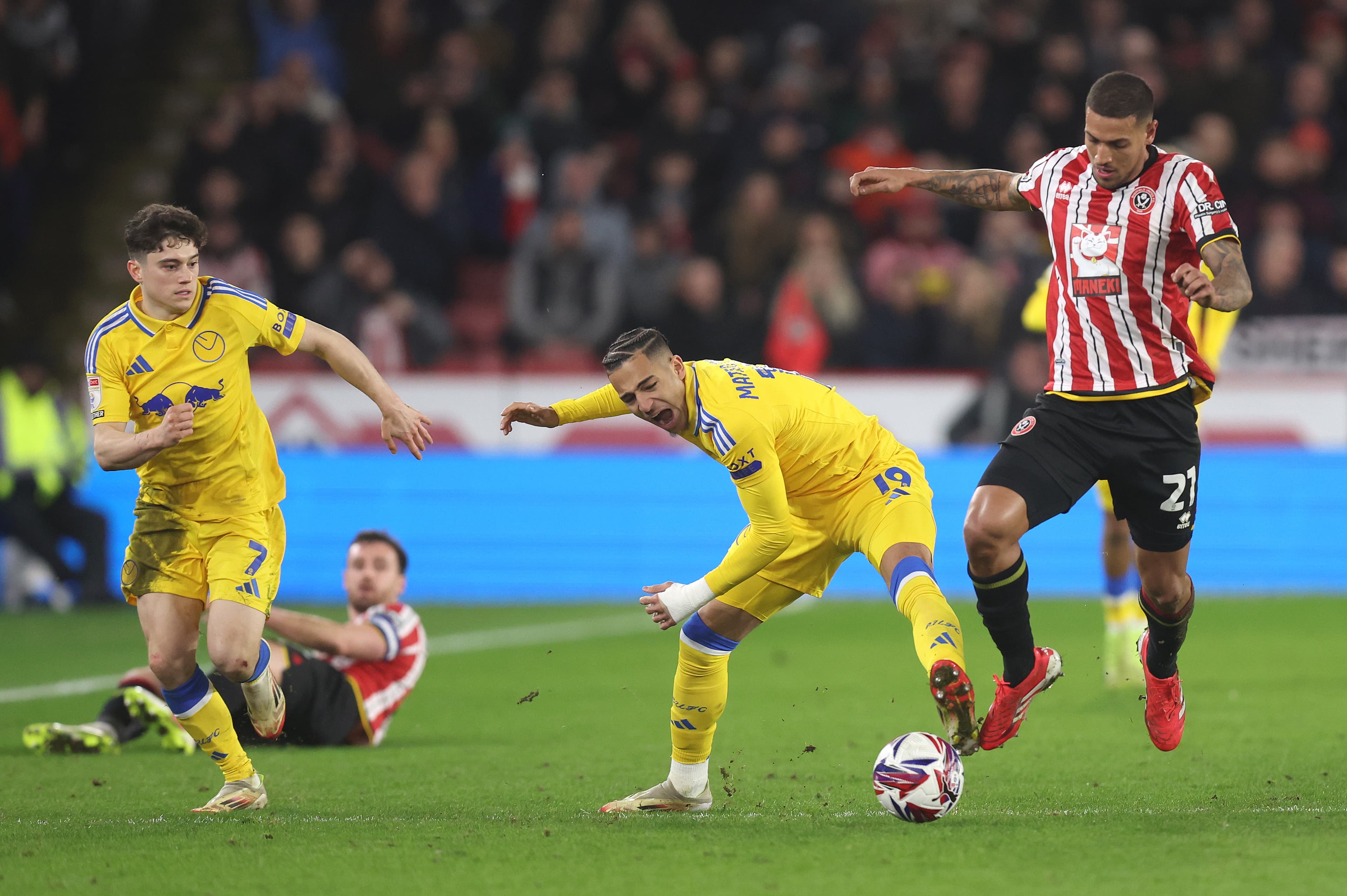 Mateo Joseph do Leeds United compete pela bola contra Vinicius Souza do Sheffield United durante a partida do Sky Bet Championship entre Sheffield United FC e Leeds United FC em Bramall Lane em 24 de fevereiro de 2025 em Sheffield, Inglaterra.