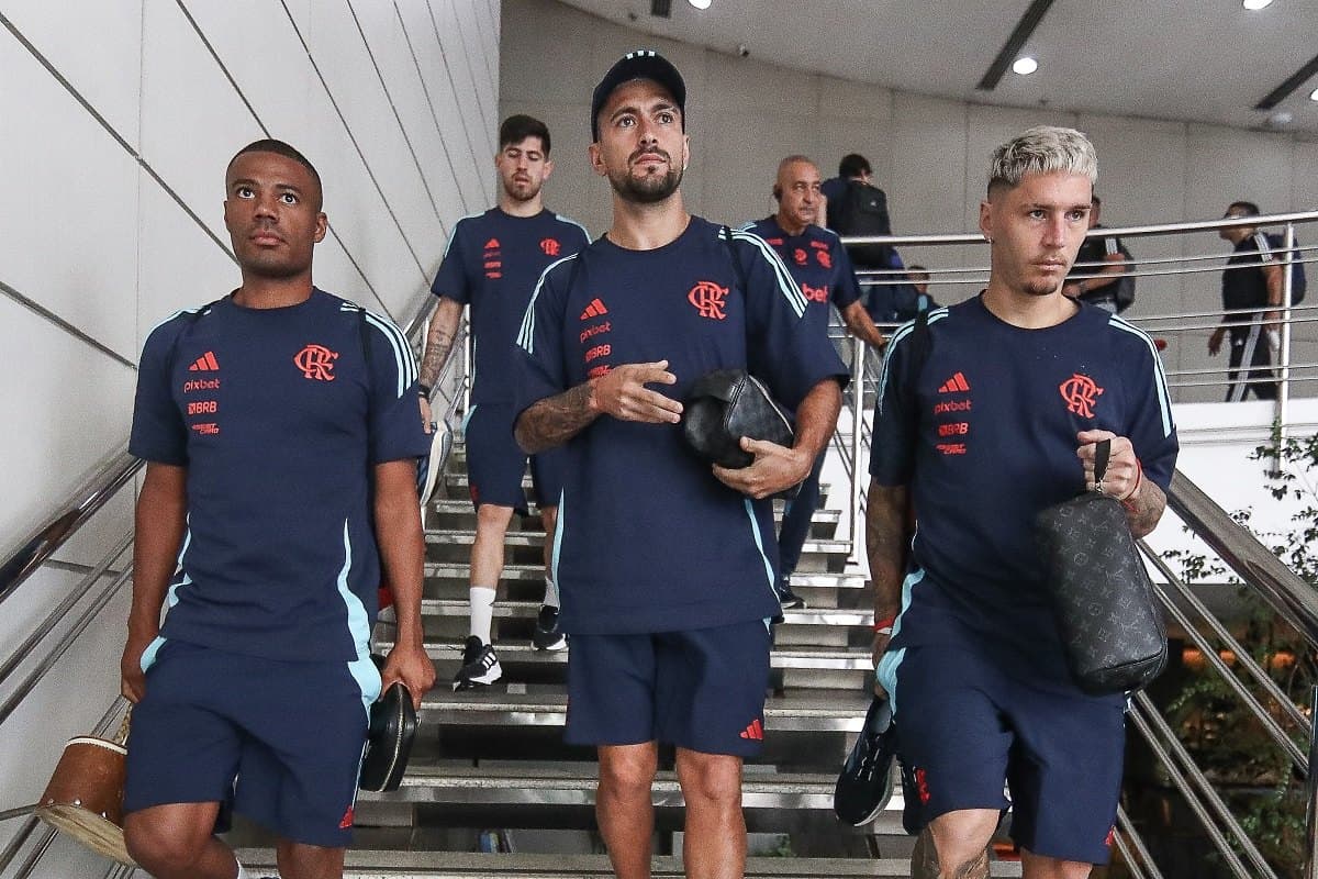 Com uniforme de treino, De La Cruz, Arrascaeta e Varela caminham em Belém