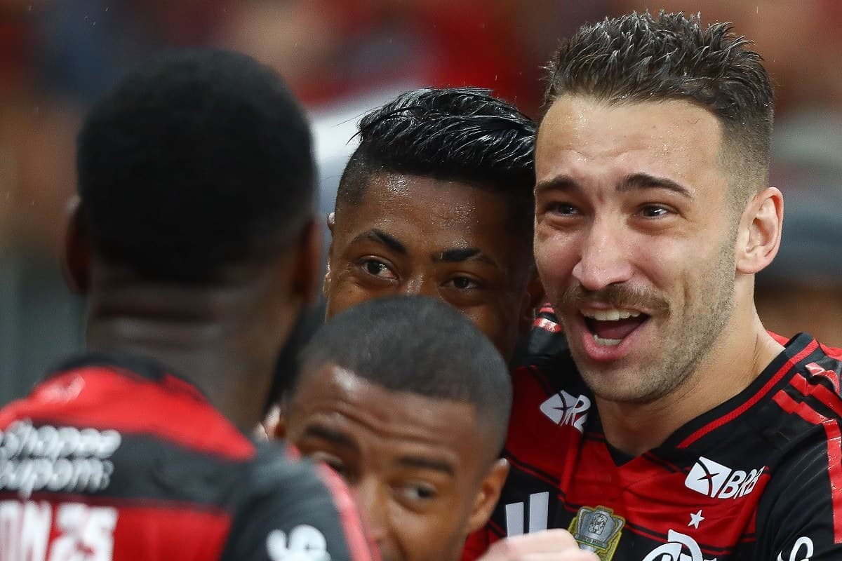 Léo Ortiz comemora gol do Flamengo contra o Botafogo