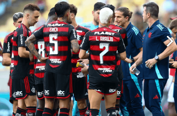 Time do Flamengo recebe instrução de Filipe Luís em tempo técnico durante o Fla-Flu válido pela Taça Guanabara 2025