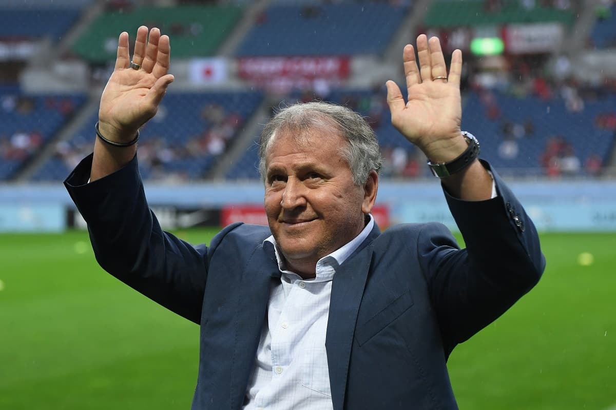Zico saúda torcida em jogo no Japão