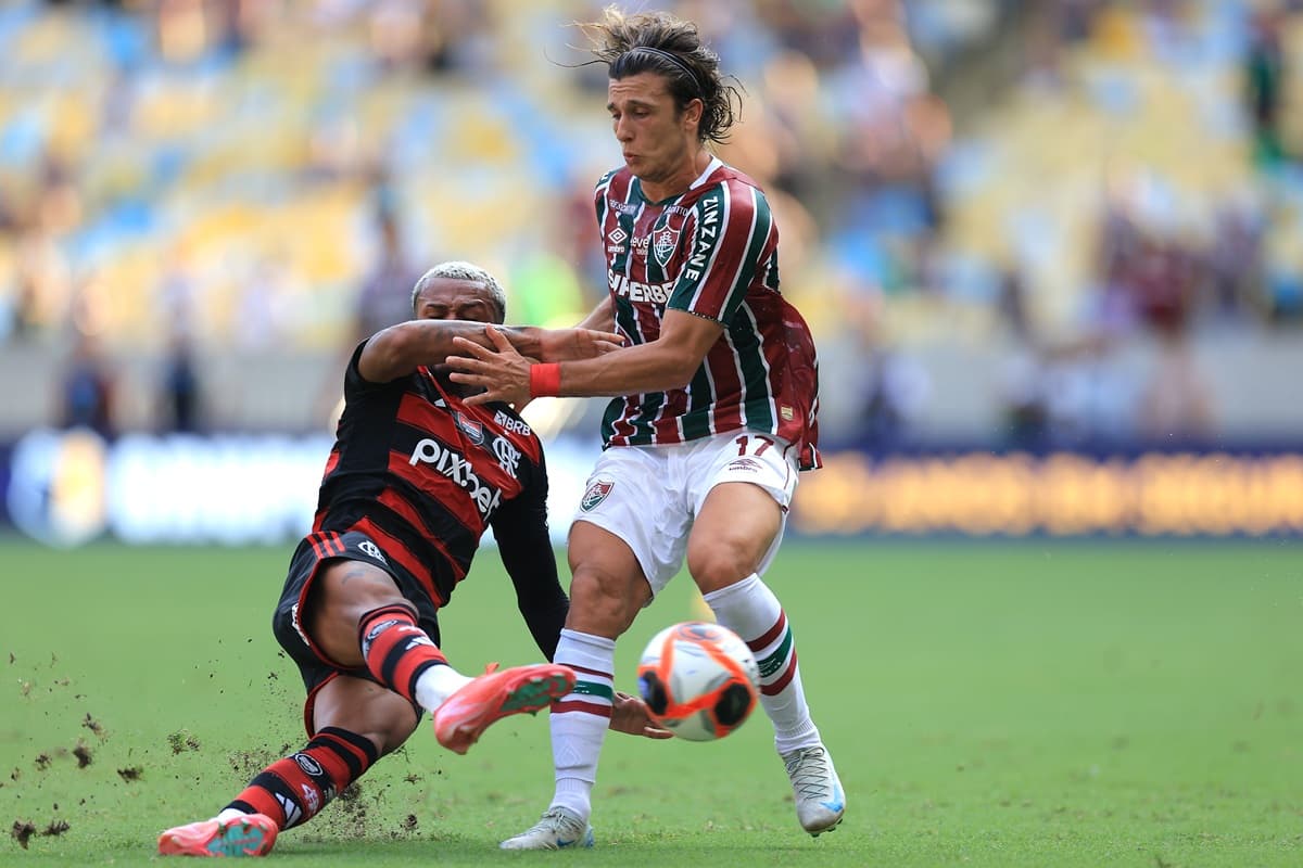 Wesley dá carrinho em Canobbio durante primeiro tempo de Fluminense x Flamengo, no Maracanã, pelo Carioca 2025