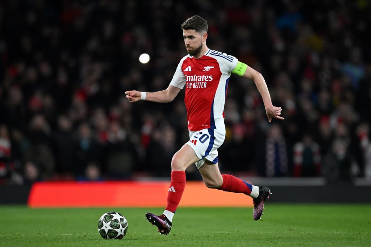 Jorginho carrega a bola em jogo do Arsenal na Liga dos Campeões