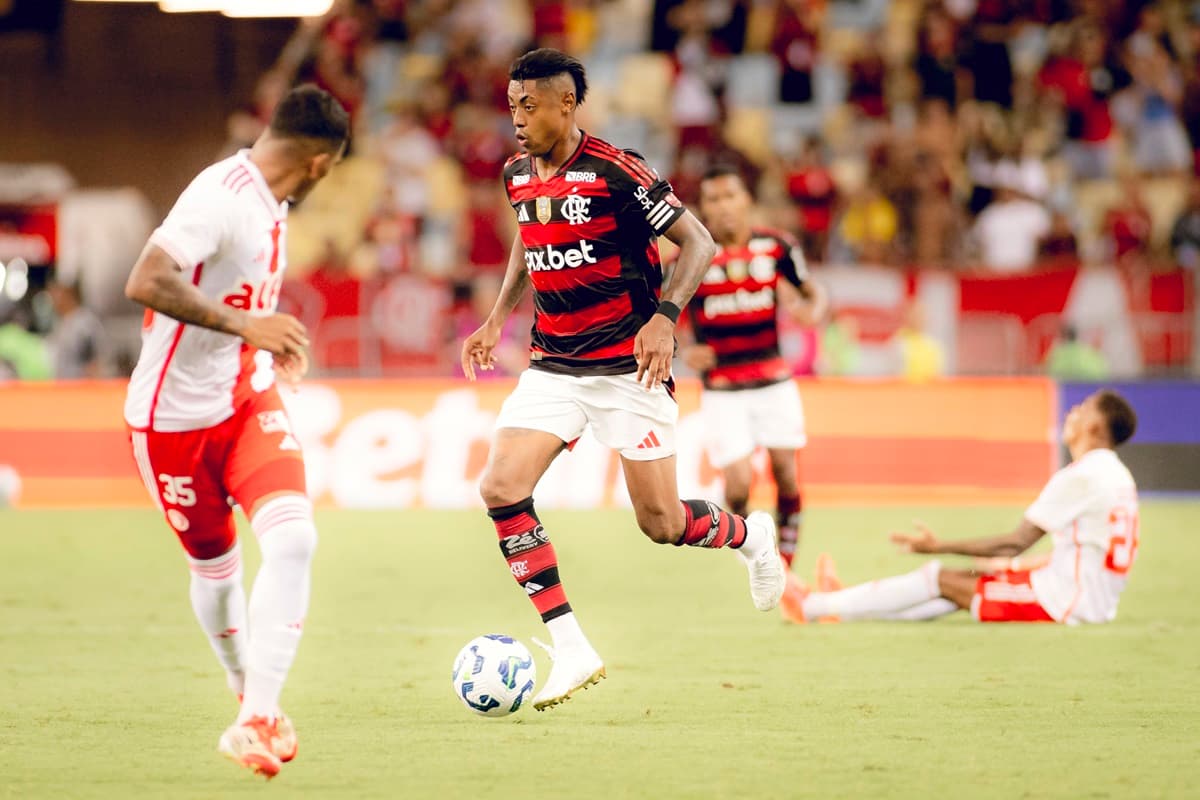 Bruno Henrique carrega a bola em jogo contra o Internacional