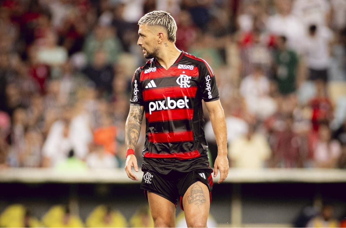 Arrascaeta em campo durante jogo do Flamengo contra o Fluminense