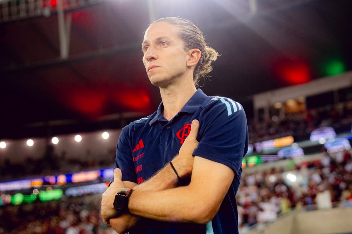 Filipe Luís cruza os braços antes do início de jogo em Fluminense x Flamengo