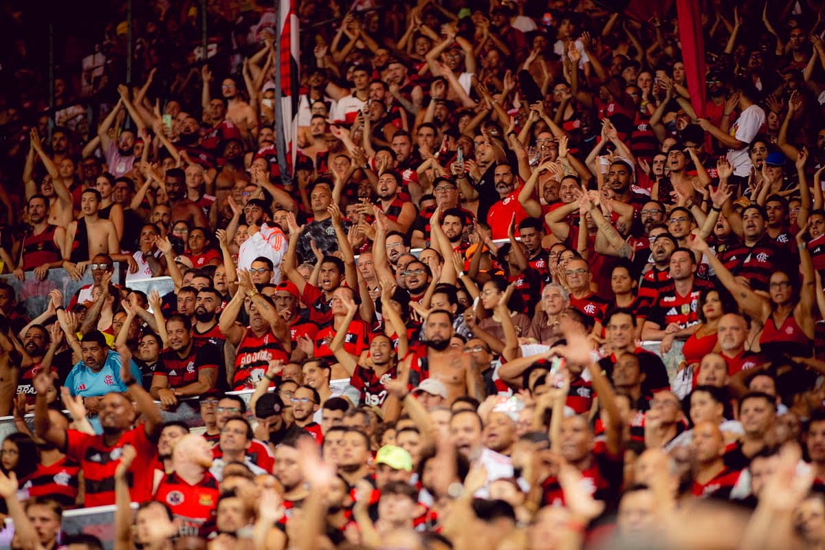 Torcida do Flamengo canta em jogo contra o Fluminense