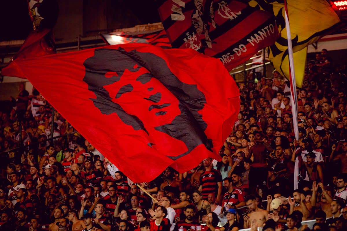 Torcida do Flamengo canta durante jogo contra o Fluminense