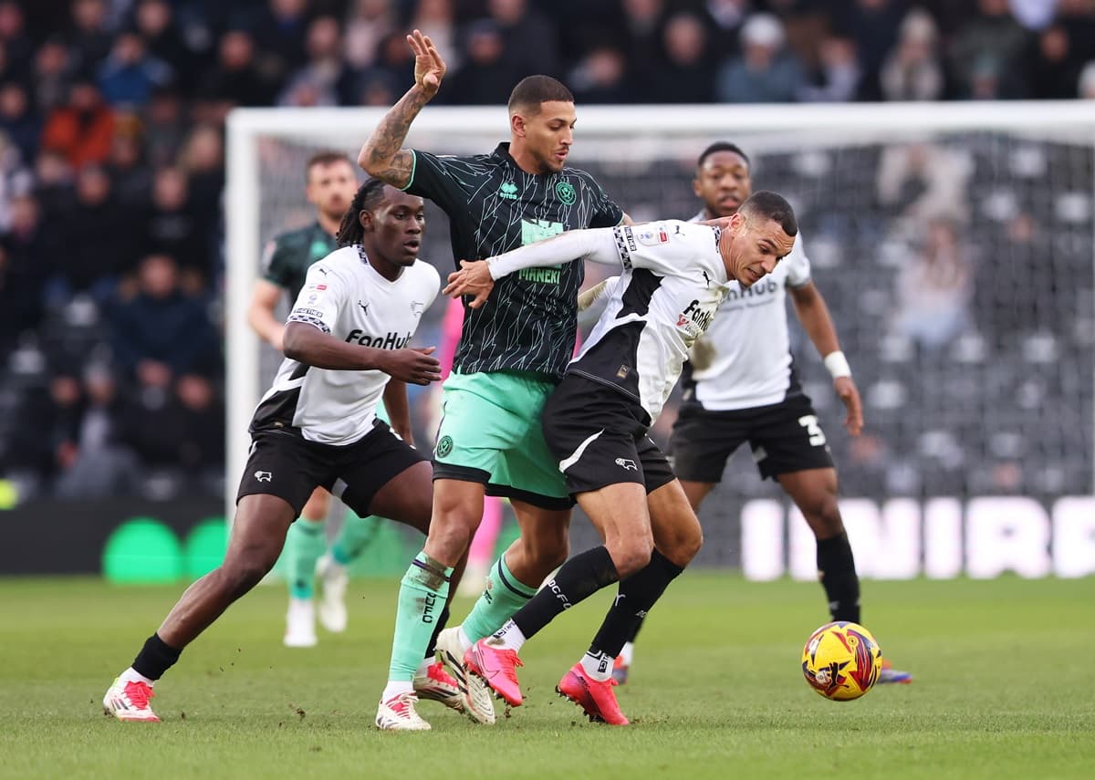 Vinicius Souza disputa bola em jogo do Sheffield United