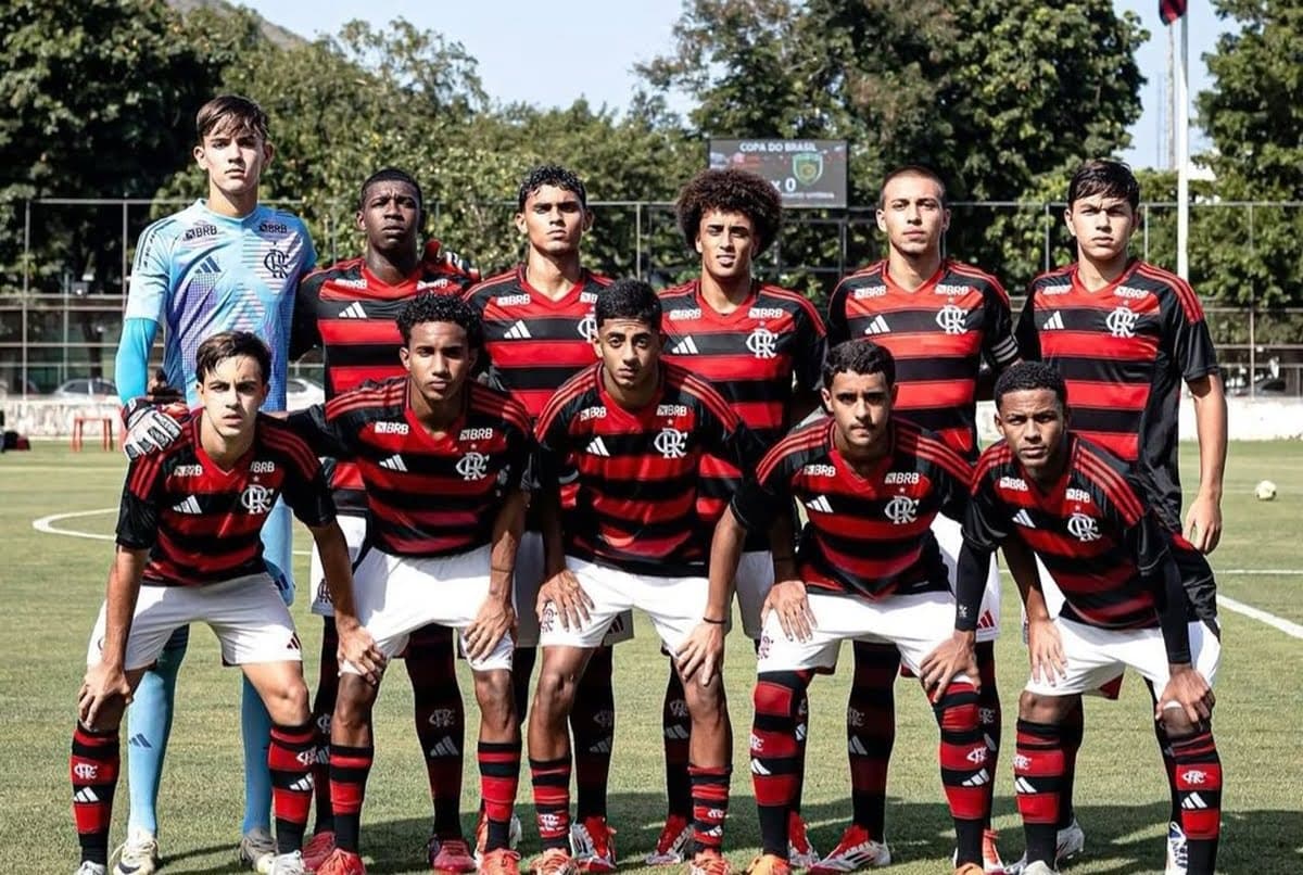 Elenco do Flamengo posa para foto na Copa do Brasil Sub-17