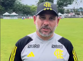 De boné, Daniel Franklin dá entrevista após vitória do Flamengo Sub-17