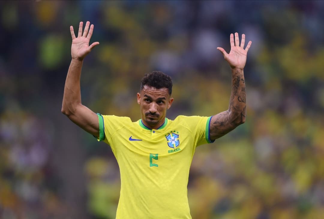 Danilo de braços levantados pela Seleção Brasileira