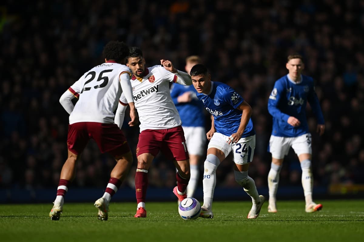 Jogadores de West Ham e Everton disputam bola na Premier League
