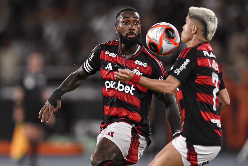 Gerson observa Luiz Araújo para começar jogada em Vasco 0x1 Flamengo, pelas semifinais do Cariocão 2025
