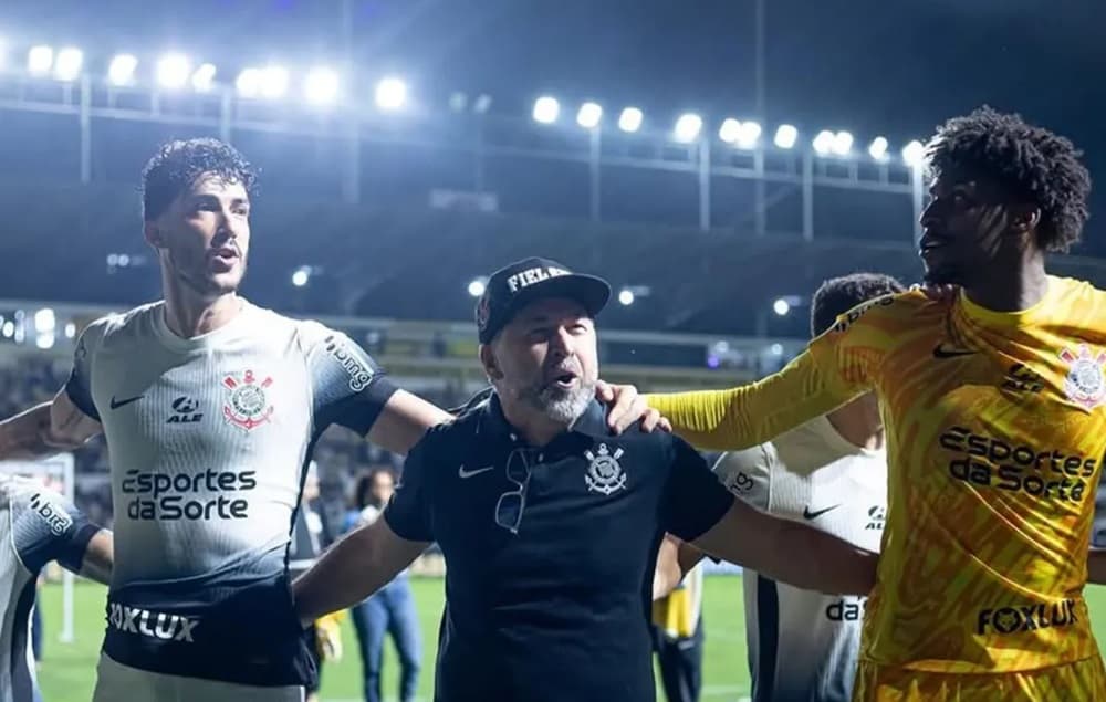 gustavo henrique ex-flamengo com hugo souza no corinthians