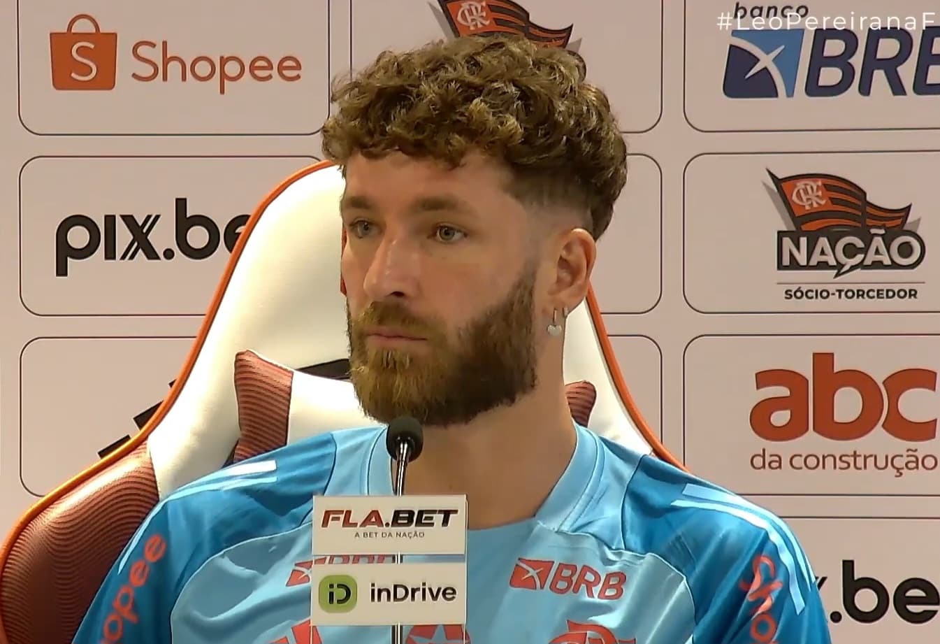 Léo Pereira com expressão séria em coletiva no Ninho do Urubu