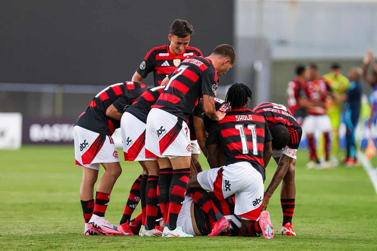 Jogadores do Flamengo comemoram gol sobre o Olimpia na Libertadores Sub-20