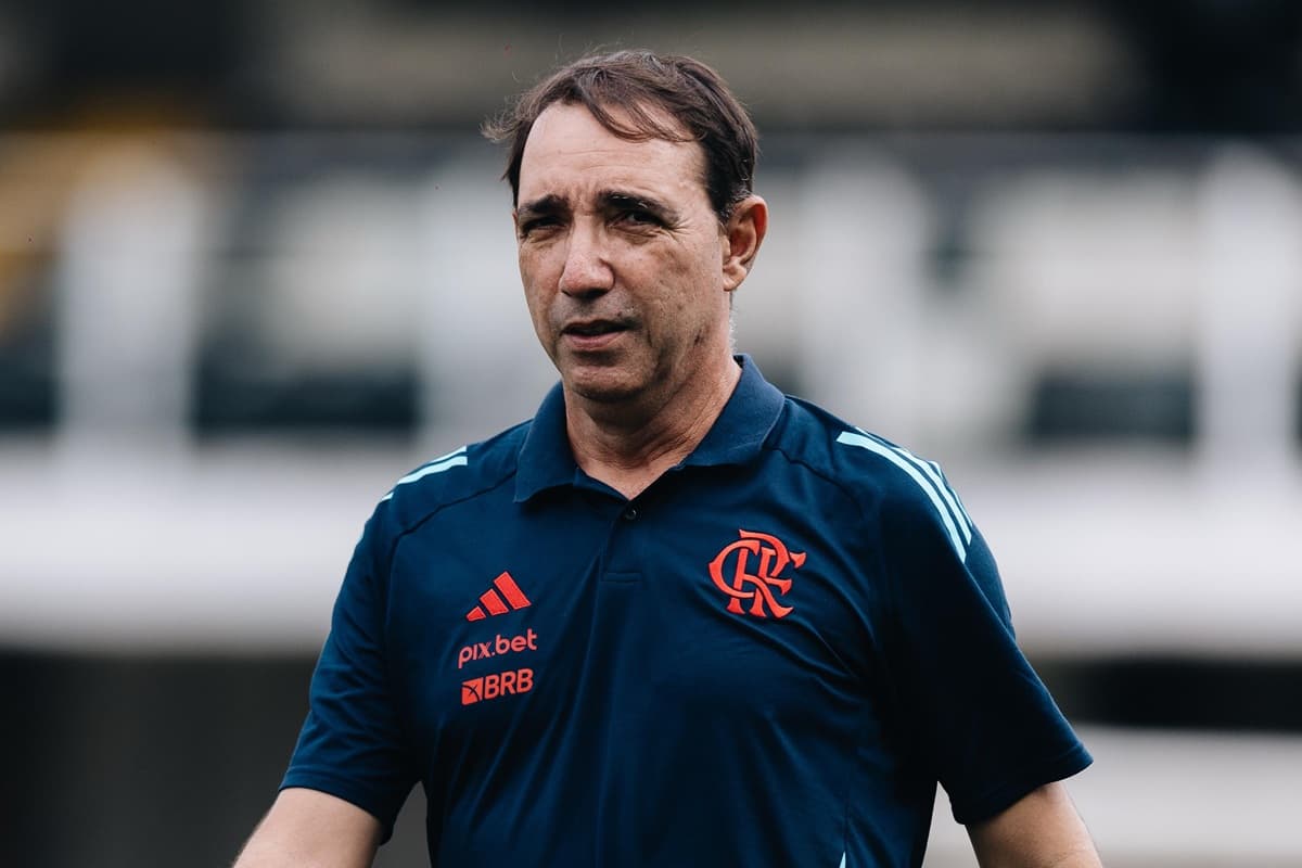 Maurício Salgado, treinador do Flamengo Feminino, com semblante sério e uniforme da comissão técnica de 2025