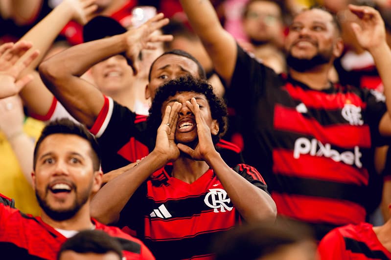 Torcedor do Flamengo empurra o time com sua voz após boa jogada na estreia no Brasileirão 2025 contra o Internacionalo Intern