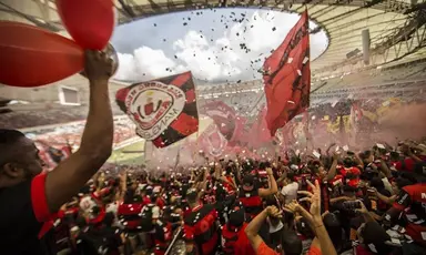 Torcida do Flamengo fazendo festa na arquibancada