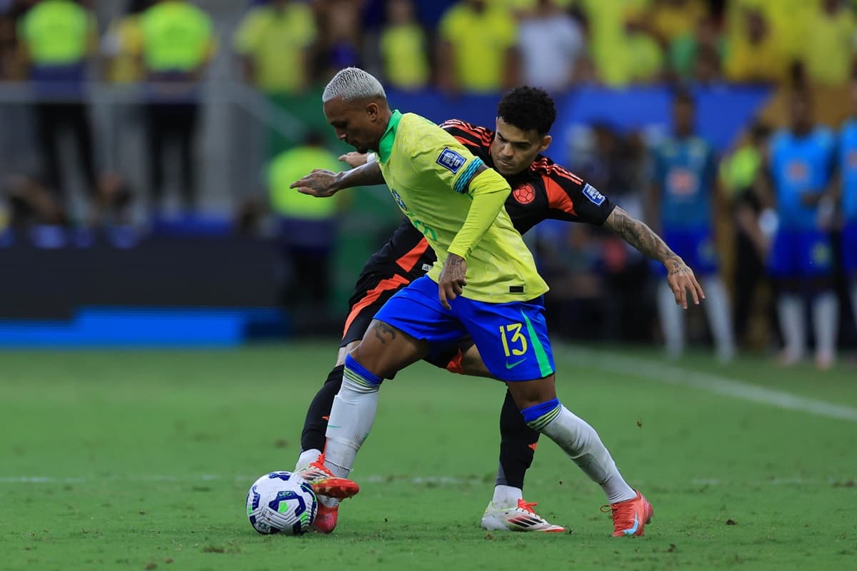 Wesley tenta jogada contra a Colômbia e sofre marcação de Luis Díaz