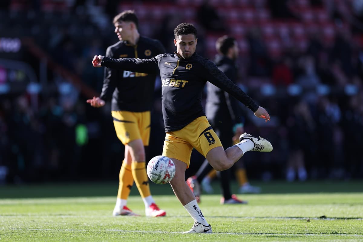 João Gomes chuta bola em aquecimento do Wolves
