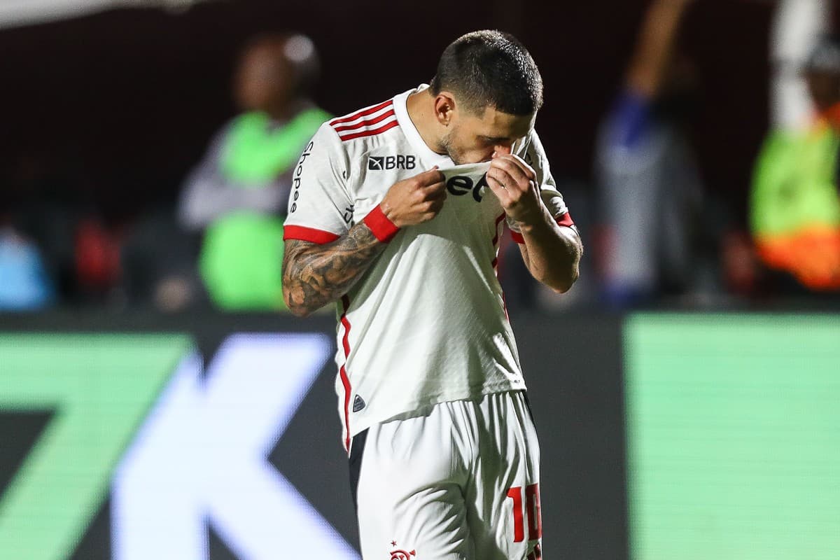 Arrascaeta comemora gol do Flamengo contra o Vitória beijando o escudo do Mengão