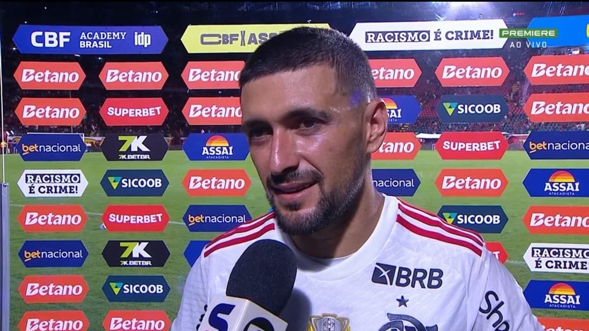 Arrascaeta concede entrevista para o Premiere após vitória do Flamengo sobre o Vitória no Barradão