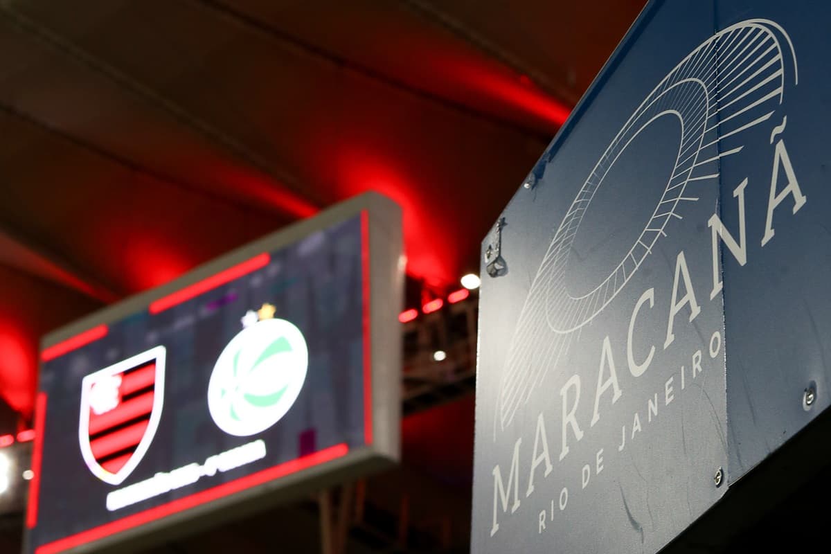 Placar mostra escudos de Flamengo e Juventude antes de a bola rolar no Maracanã
