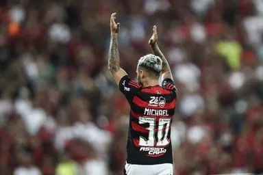 Michael aplaude torcida contra o Juventude