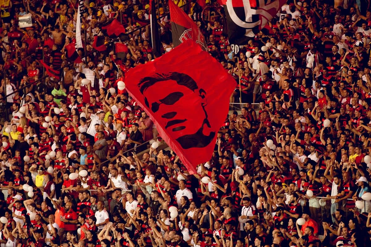 Torcida do Flamengo faz festa com bandeirão de Pedro no Maracanã