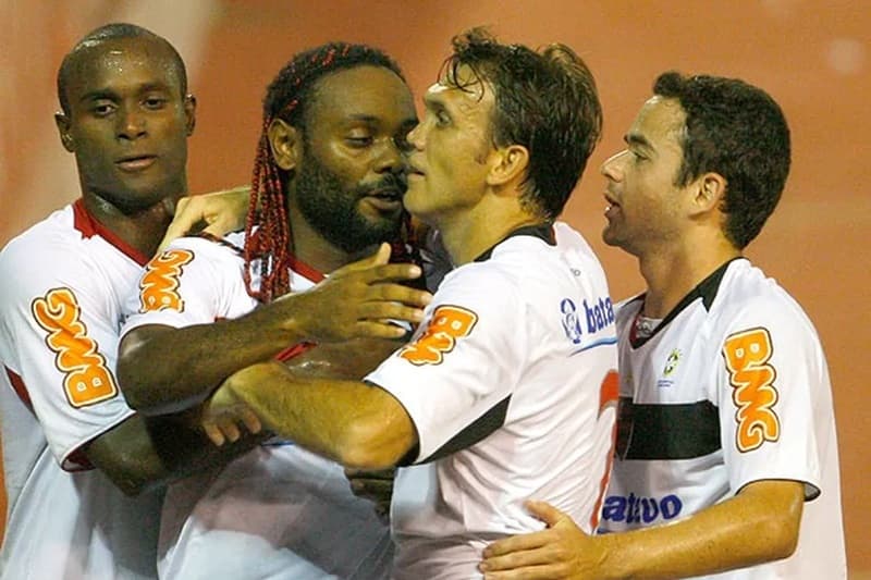 Love recebe abraços de Petkovic, Juan e Vinicius Pacheco após um dos gols na vitória do Flamengo por 3 a 1 sobre o Caracas, na Venezuela, pela Libertadores 2010